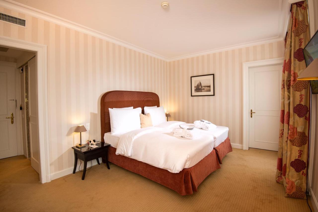 Des Trois Couronnes & - The Leading Of The World 5*