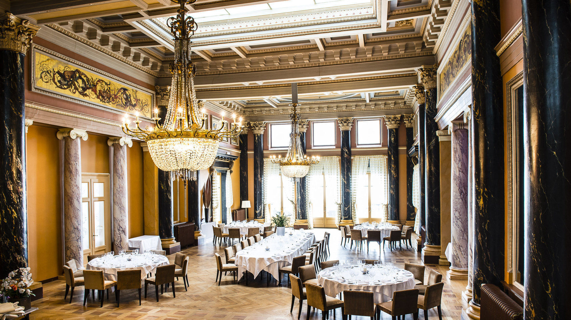 Des Trois Couronnes & - The Leading Of The World Vevey